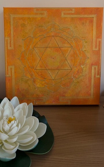 Янтра на Слънцето — ръчно рисувана, за жизнена сила и увереност